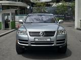 Volkswagen Touareg 2004 года за 6 300 000 тг. в Алматы – фото 2