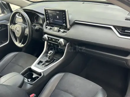 Toyota RAV4 2021 года за 13 990 000 тг. в Алматы – фото 18