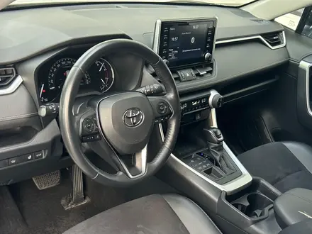 Toyota RAV4 2021 года за 13 990 000 тг. в Алматы – фото 14