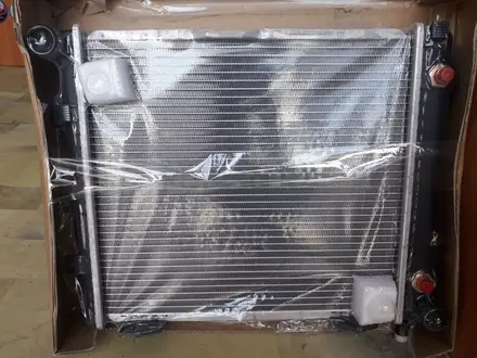 Радиатор мерседес 124 за 26 500 тг. в Актобе – фото 2