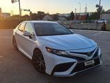 Toyota Camry 2020 года за 9 500 000 тг. в Актобе – фото 4