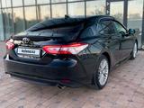 Toyota Camry 2018 года за 13 390 000 тг. в Шымкент – фото 5