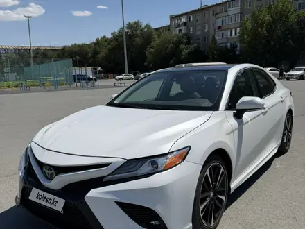 Toyota Camry 2019 года за 10 000 000 тг. в Атырау – фото 2