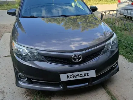 Toyota Camry 2014 года за 10 800 000 тг. в Уральск – фото 2
