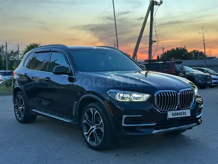 BMW X5 2021 года за 33 800 000 тг. в Алматы – фото 3