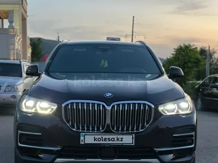 BMW X5 2021 года за 33 800 000 тг. в Алматы – фото 2