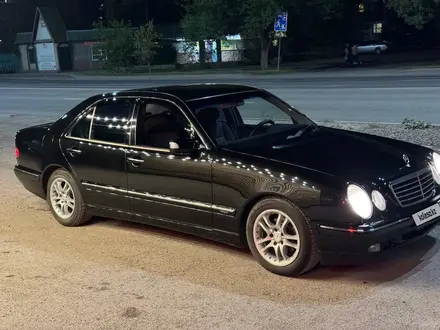 Mercedes-Benz E 200 2000 года за 3 300 000 тг. в Караганда – фото 2