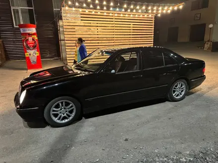 Mercedes-Benz E 200 2000 года за 3 300 000 тг. в Караганда – фото 3