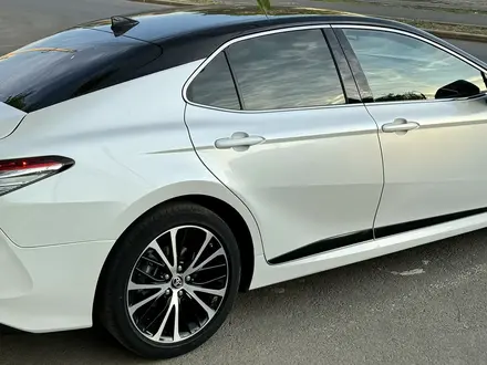 Toyota Camry 2020 года за 9 850 000 тг. в Уральск – фото 3