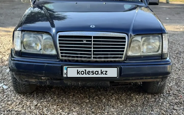 Mercedes-Benz E 220 1995 года за 1 295 000 тг. в Караганда