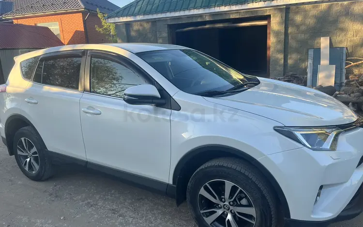 Toyota RAV4 2016 года за 10 000 000 тг. в Актобе