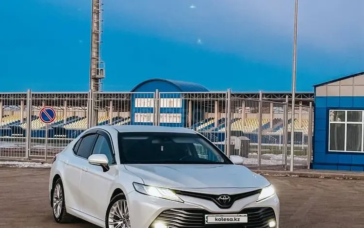 Toyota Camry 2018 года за 12 200 000 тг. в Атырау