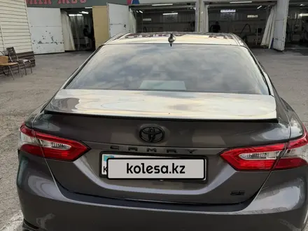 Toyota Camry 2019 года за 9 500 000 тг. в Алматы – фото 2