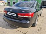 Hyundai Sonata 2006 года за 3 200 000 тг. в Актобе – фото 4