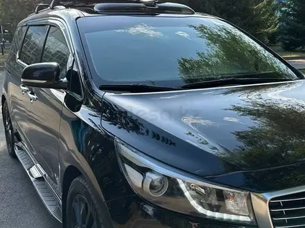 Kia Carnival 2018 года за 11 200 000 тг. в Алматы – фото 3