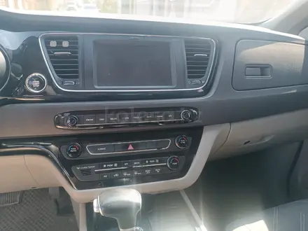 Kia Carnival 2018 года за 11 200 000 тг. в Алматы – фото 4