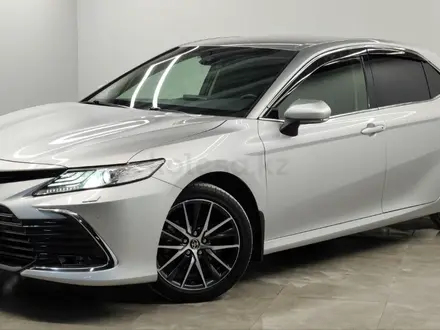 Toyota Camry Luxe 2023 года за 16 500 000 тг. в Алматы