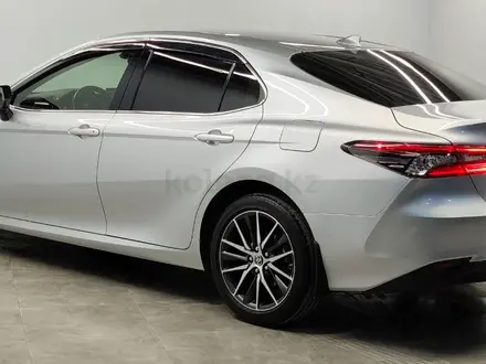 Toyota Camry Luxe 2023 года за 16 500 000 тг. в Алматы – фото 4