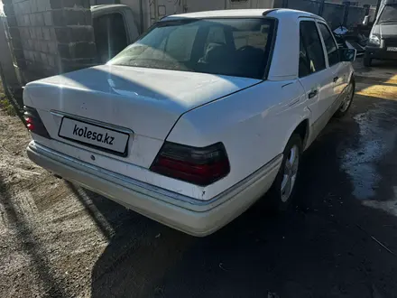 Mercedes-Benz E 220 1993 года за 1 400 000 тг. в Алматы – фото 3