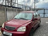 Kia Carens 2002 года за 3 800 000 тг. в Актобе – фото 2