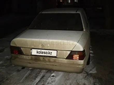 Mercedes-Benz E 250 1993 года за 1 200 000 тг. в Атырау – фото 2