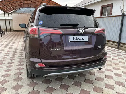 Toyota RAV4 2017 года за 9 500 000 тг. в Атырау – фото 3