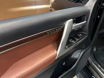 Toyota Land Cruiser Luxe 2017 года за 32 990 000 тг. в Алматы – фото 13