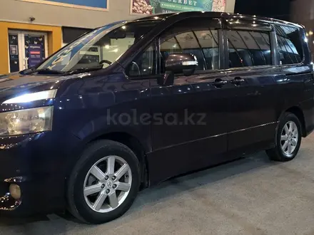 Toyota Voxy 2008 года за 4 300 000 тг. в Караганда