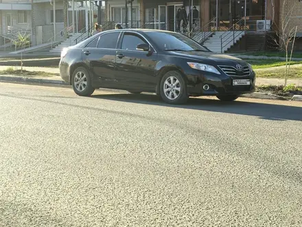 Toyota Camry 2011 года за 6 100 000 тг. в Уральск – фото 2