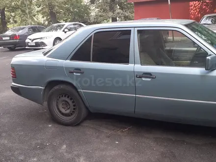 Mercedes-Benz E 260 1991 года за 900 000 тг. в Алматы – фото 3