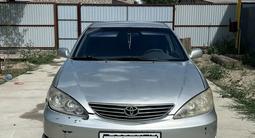 Toyota Camry 2005 года за 4 100 000 тг. в Атырау – фото 2