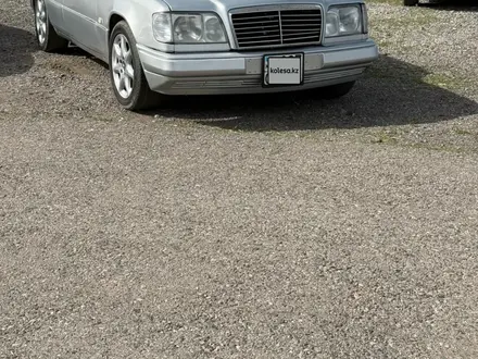 Mercedes-Benz E 200 1995 года за 1 550 000 тг. в Алматы