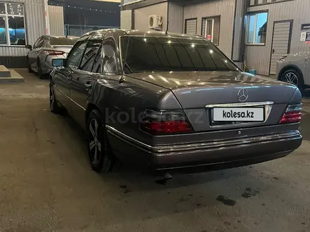 Mercedes-Benz E 220 1993 года за 2 350 000 тг. в Тараз – фото 4