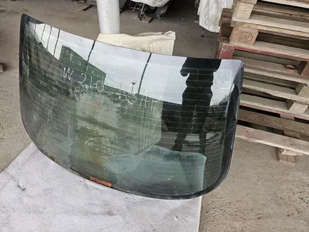 Лобовое стекло Задная на W210 за 37 000 тг. в Шымкент