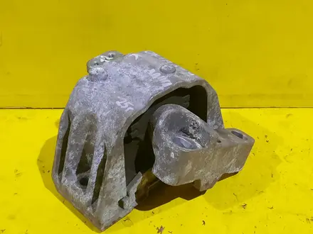Подушка опора двигателя правая vag за 10 000 тг. в Караганда