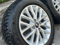 Шипованая Goodyear 185/65 R15 на оригинальных дисках Kia Rioүшін190 000 тг. в Алматы