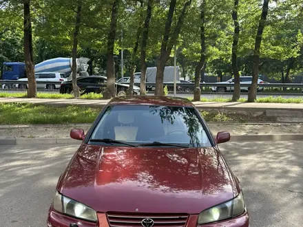 Toyota Camry 1997 года за 2 900 000 тг. в Алматы – фото 2