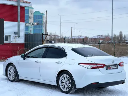 Toyota Camry 2018 года за 15 700 000 тг. в Актобе – фото 5