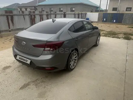 Hyundai Elantra 2019 года за 6 800 000 тг. в Атырау – фото 2