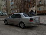 Mercedes-Benz C 200 1998 годаfor2 600 000 тг. в Кульсары – фото 4