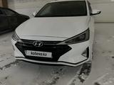 Hyundai Elantra 2019 года за 8 900 000 тг. в Уральск – фото 2