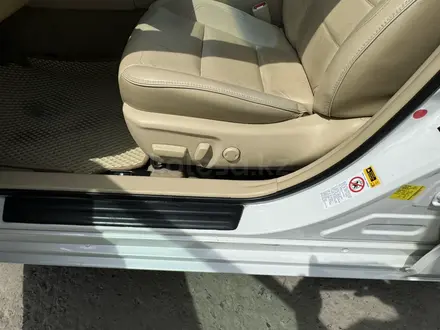 Toyota Camry 2015 года за 8 200 000 тг. в Атырау – фото 18