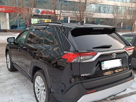 Toyota RAV4 2021 года за 21 200 000 тг. в Астана – фото 33