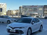 Toyota Camry 2018 года за 14 200 000 тг. в Жанаозен – фото 2