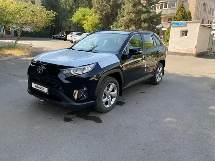 Toyota RAV4 2021 года за 20 900 000 тг. в Алматы – фото 2
