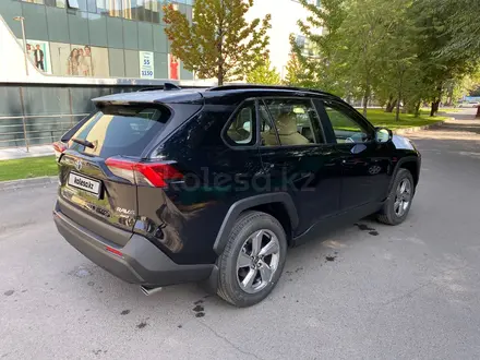 Toyota RAV4 2021 года за 20 900 000 тг. в Алматы – фото 5
