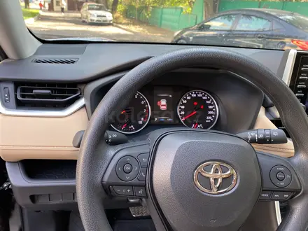 Toyota RAV4 2021 года за 20 900 000 тг. в Алматы – фото 11