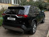 Toyota RAV4 2020 года за 18 000 000 тг. в Петропавловск – фото 2