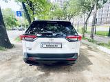 Toyota RAV4 2021 года за 19 900 000 тг. в Алматы – фото 4