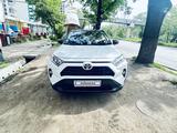 Toyota RAV4 2021 года за 19 900 000 тг. в Алматы – фото 3